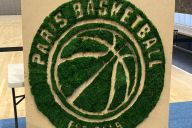 Participants travaillant main dans la main pour composer une œuvre végétale MadCityZen. | © MadCityZen